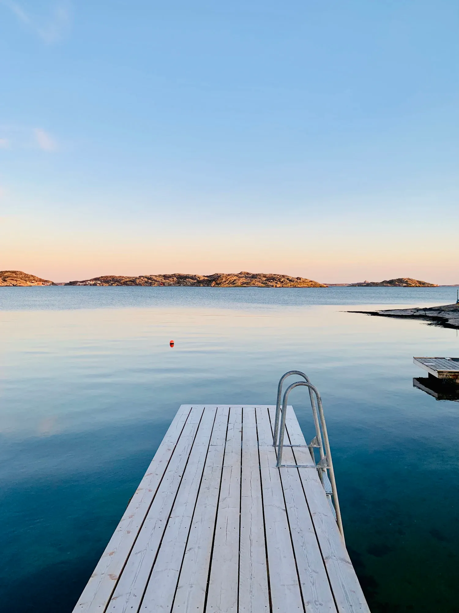 Stilla hav med träbrygga i mjukt ljus