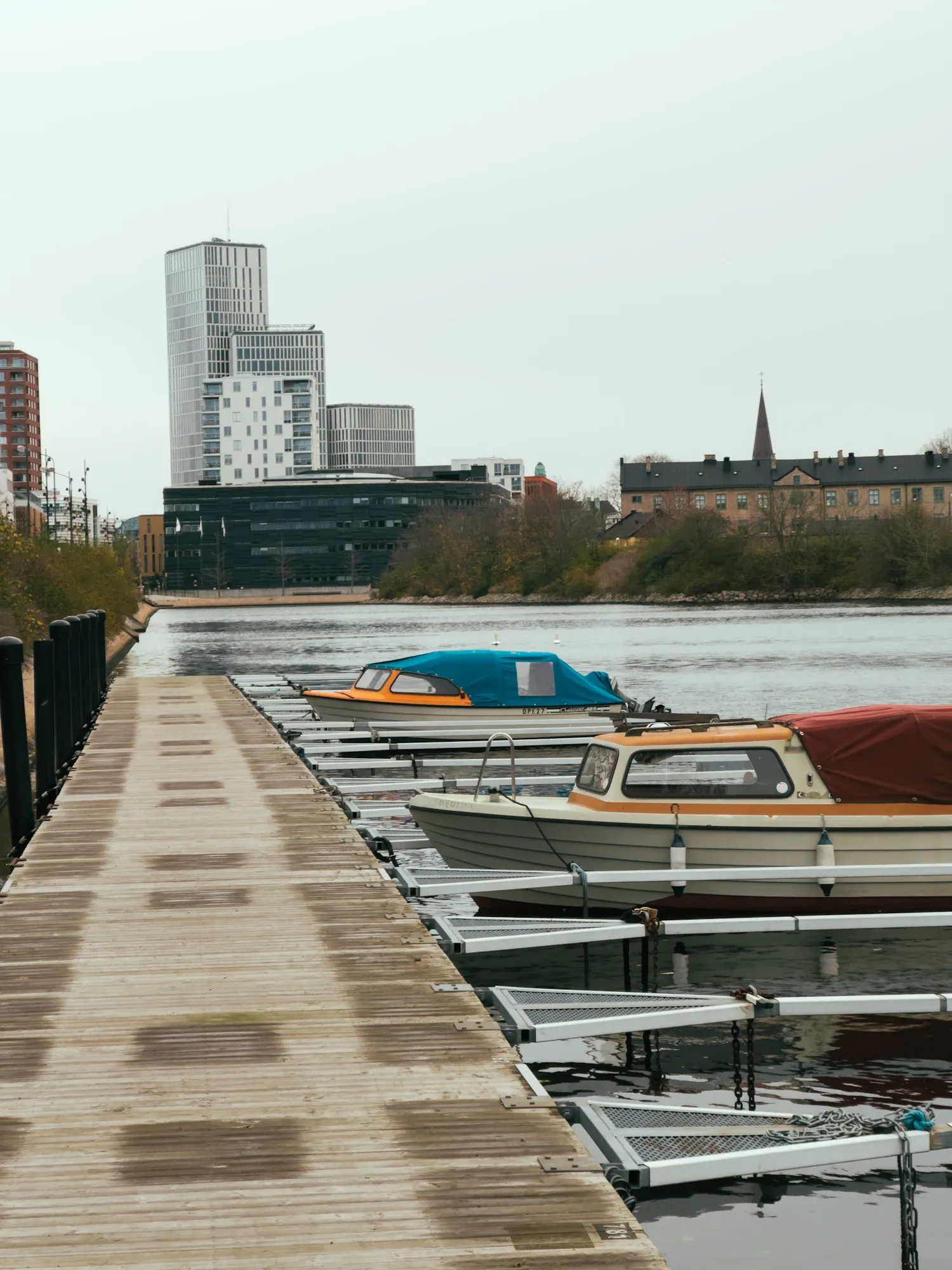 Malmös vattenfront med brygga och stadssiluett